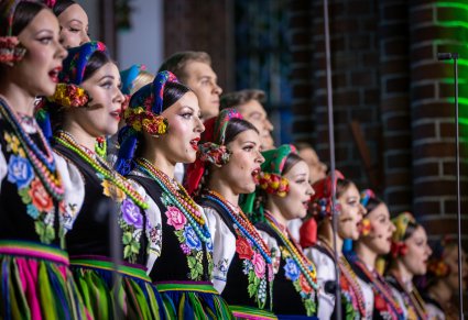 Zbliżenie na artystki chóru podczas koncertu