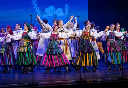 Tancerze w kostiumach opoczyńskich podczas koncertu na scenie