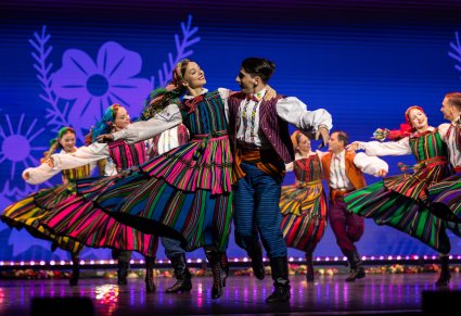 Zbliżenie na parę taneczną w kostiumach opoczyńskich w obrotach