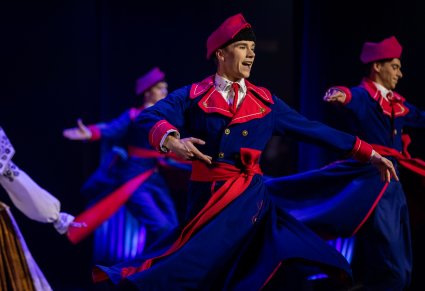 Zbliżenie na tancerza w kostiumie wilamowskim