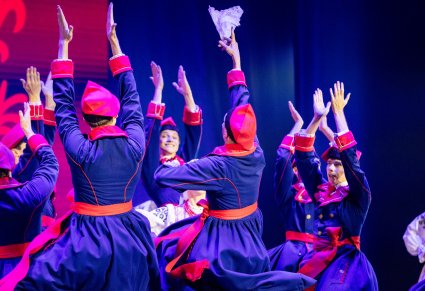 Tancerze w kostiumach wilamowskich w układzie tanecznym