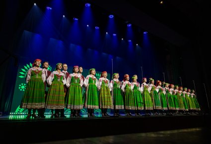 Chór w kostiumach kurpiowskich podczas występu
