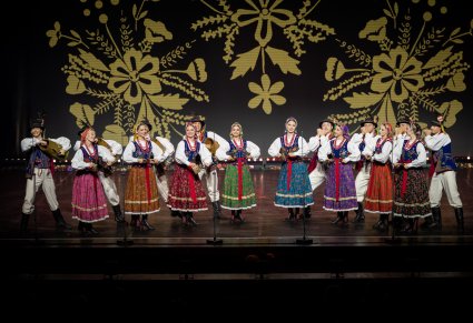 Artyści w kostiumach limanowskich wykonujący utwór na scenie