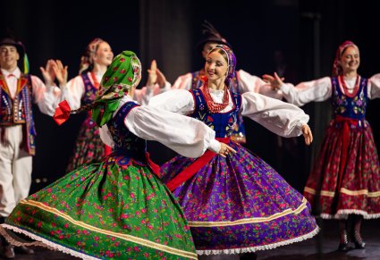 Zbliżenie na tancerki w kostiumach limanowskich podczas obrotów