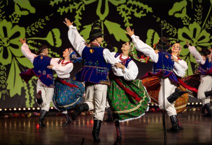 Zbliżenie na parę taneczną w kostiumach limanowskich w figurze tanecznej