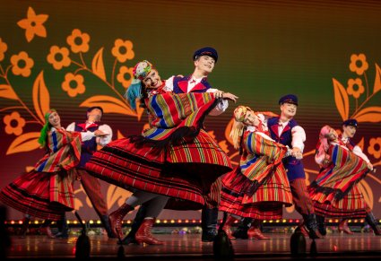 Zbliżenie na parę taneczną w kostiumach sieradzkich w figurze tanecznej