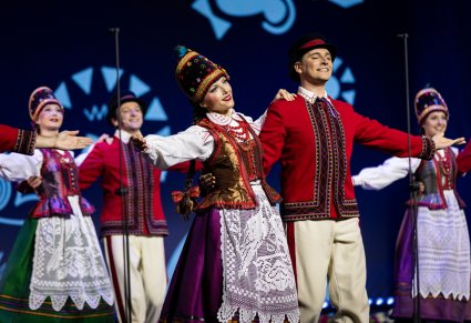 Zbliżenie na parę taneczną w kostiumach kurpiowskich na scenie