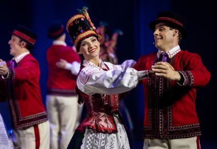 Zbliżenie na parę taneczną w kostiumach kurpiowskich w figurze tanecznej