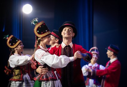 Zbliżenie na parę taneczną w kostiumach kurpiowskich w figurze tanecznej