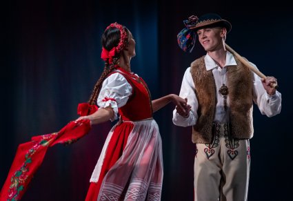 Zbliżenie na parę taneczną w kostiumach jurgowskich na scenie