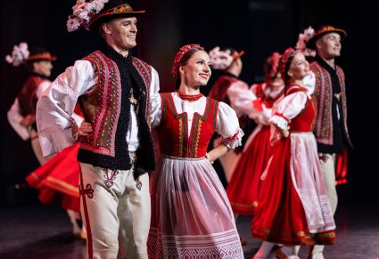 Zbliżenie na parę taneczną w kostiumie jurgowskim