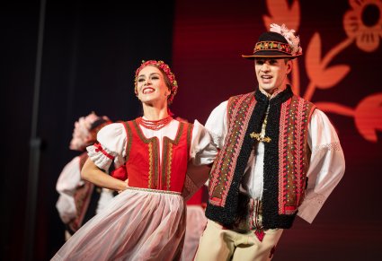 Zbliżenie na parę w kostiumach jugowskich