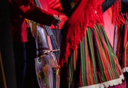 Zbliżenie na instrument i spódnicę kostiumu lubuskiego
