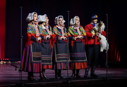 Artystki w kostiumach lubuskich podczas wykonywania utworu na scenie