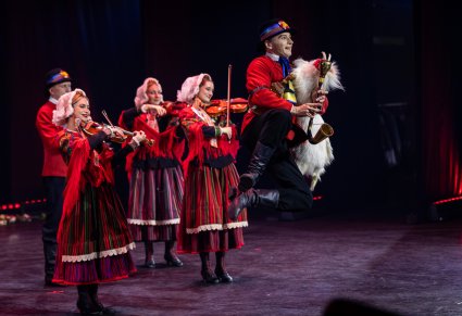 Artyści w kostiumach lubuskich grający na instrumentach