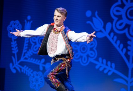 Artystka w kostiumie podegrodzkim w figurze tanecznej