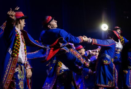 Grupa tancerzy w kostiumach podegrodzkich w akrobacjach tanecznych