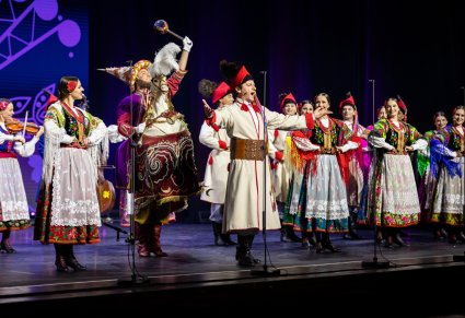 Lajkonik wraz z artystami na scenie podczas występu