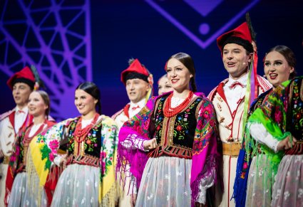 Artyści chóru w kostiumach krakowskich podczas wykonywania utworu