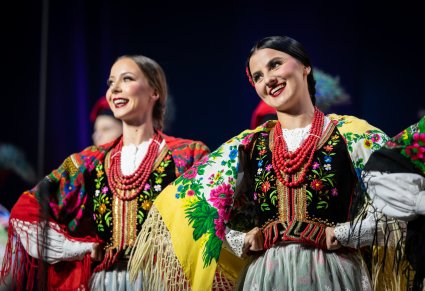 Zbliżenie na artystki w kostiumach krakowskich na scenie podczas koncertu