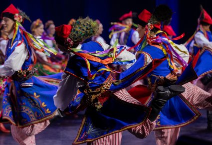 Zbliżenie na grupę tancerzy w kostiumach krakowskich na scenie