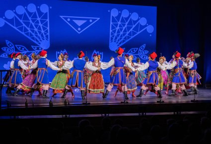 Grupa tancerzy w kostiumach krakowskich w figurze tanecznej