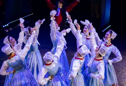 Grupa tancerek w kostiumach szamotulskich na scenie