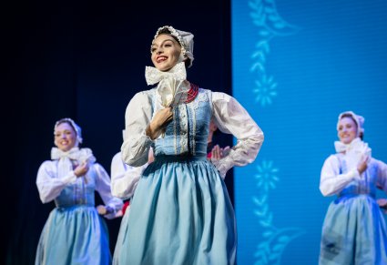 Zbliżenie na tancerkę w kostiumie szamotulskim