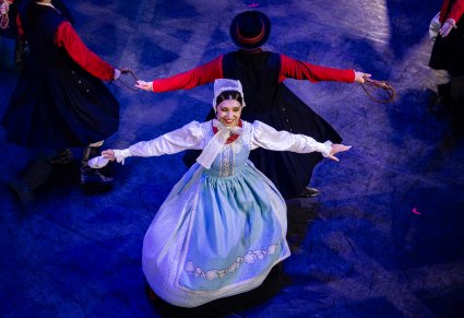 Zbliżenie na parę taneczną w kostiumach szamotulskich na scenie