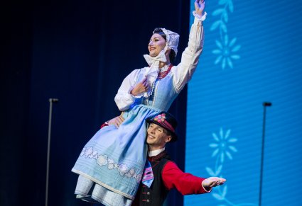 Zbliżenie na parę taneczną w kostiumach szamotulskich w figurze tanecznej