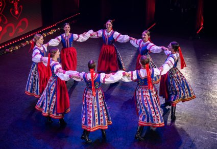 Tancerki w kostiumach spiskich na scenie w kole