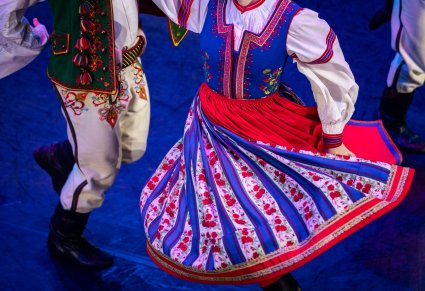 Zbliżenie na spódnicę kostiumu spiskiego podczas obrotu