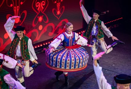 Zbliżenie na tancerkę w kostiumie spiskim w obrocie