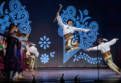 Zbliżenie na tancerza w kostiumie podhalańskim w figurze tanecznej