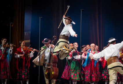 Zbliżenie na tancerza w kostiumie podhalańskim w figurze tanecznej