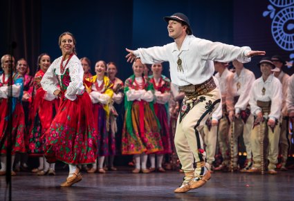 Zbliżenie na parę taneczną w kostiumach podhalańskich
