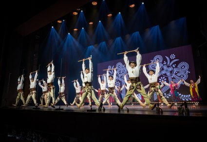 Tancerze w kostiumach podhalańskich w figurach tanecznych