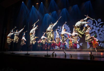 Tancerze w kostiumach podhalańskich w figurach tanecznych