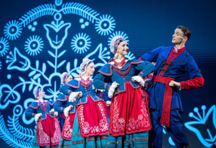 Grupa tancerzy w kostiumach kujawskich na scenie