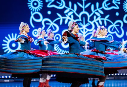 Tancerki w kostiumach kujawskich w obrotach na scenie