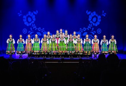 Artyści chóru w kostiumach łowickich podczas wykonywania utworu
