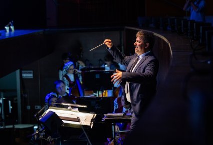 Zbliżenie na dyrygenta podczas koncertu