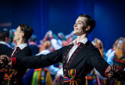 Zbliżenie na artystę w kostiumie łowickim na scenie