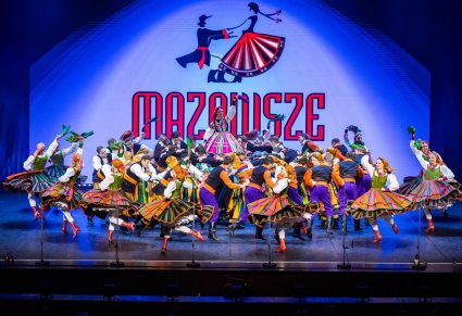 Artyści zespołu "Mazowsze" w finałowym układzie na scenie