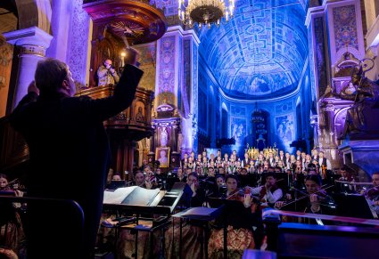 Chór Zespołu "Mazowsze" w trakcie występu w Bazylice Katedralnej Wniebowzięcia Najświętszej Maryi Panny w Płocku