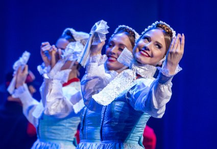 Zbliżenie na tancerki w kostiumach szamotulskich wchodzące na scenę