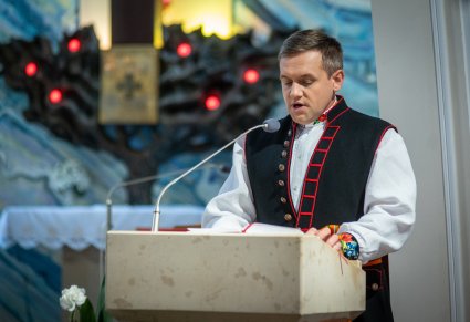 Artysta Zespołu "Mazowsze" podczas przemowy na mszy