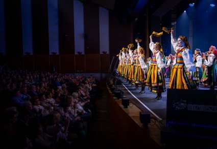 Artyści zespołu "Mazowsze" w finałowych ukłonach