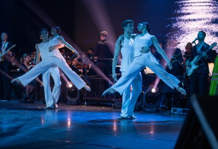 Pary tancerzy na scenie w figurach tanecznych