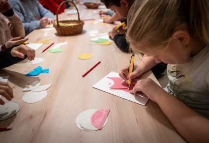 Dzieci robiące światy z opłatka podczas warsztatów